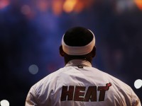 火力全开！哈登狂轰55分创生涯里程碑，生涯第25次50+震撼联盟